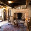 Salon avec grande cheminée, Gîte La P'tite Graine à Auvillar (82)
