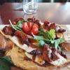 Tartine du Jour de La Petite Auberge : Poulet, figues caramélisées et tomates confites.
