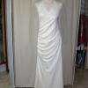 Robe de mariée en satin avec jeu de drapée devant.
chauffe-épaule en tulle fin.