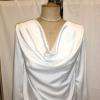 chemise en satin crêpe avec encolure bénitier
manches longues fermées par un petit poignet