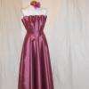 Robe de cérémonie en taffetas.
Forme "tuyaux d'orgues" 