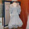 Robe en drapée surdimensionnée, cintrée à la taille par un bustier dans la même soie imprimée.