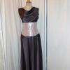 robe longue en satin avec encolure bénitier.
Taille cintrée par ceinture bustier en soie sauvage.