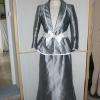 Tailleur cérémonie en soie sauvage.
Veste courte avec ceinture nouée à la taille.
Longue jupe "sirène" évasée par le bas