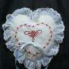 coussin d'alliance brodé et dentelle anglaise volanté autour.