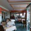La salle de restaurant petit/déjeuner, face à la mer