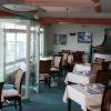 Salle de restaurant...notre petit chiot attend sagement.