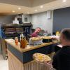 Jeam-Michel Chauvet, patron et pizzaïolo de La Pizza, au fourneau de la pizzeria La Pizza à Crécy la Chapelle (77) à 15 mn de Disneyland