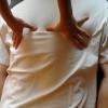 Shiatsu du dos : pressions des pouces dans la gouttière para-vertébrale pour relâcher les tensions musculaires et le système nerveux