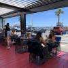 Terrasse intérieure avec vue sur le front de mer