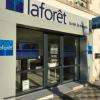 Au coeur de la rue la plus commerçante du Guilvinec. Entre la Poste et la pharmacie, tout prêt des banques.Parking gratuit en face
