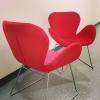 Réfection de fauteuils design, velours rouge rose. Prolongez la vie de votre mobilier en faisant remplacer sa couverture par Larouquine ! 