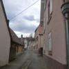 La rue haute (avec de vieilles maisons du 18e siècle) domine la place de la collégiale