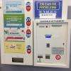 La laverie équipée d'une centrale de paiement et d'un distributeur de lessive.