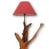 Lampe de bureau ou de table de 105 cm.Lampe de luxe avec un pied en bois et des inclusions de galets et de verre.