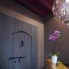 Entree porte bleu berbere & comptoir mosaique doree - Copyrights Le bain d'epices