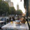 Le petit déjeuner sur la terrasse face à la cathédrale Saint André
