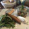 Verrine de légumes accompagnée de fromage frais aux herbes