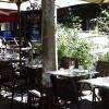 Quelques tables sur le trottoir, pas agréables trop de passage