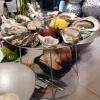 Assiettes d'huîtres pour les deux mangeurs de fruits de mer !