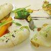 Encornets sauvages, mousse d'avocat, blinis, crème à l'encre de seiche