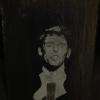 Gravure artisanale sur ardoise représentant Jacques Brel.