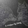 Gravure artisanale représentant un couple de loups.