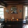 Espace repas
grande table en chêne avec banc et multiples chaises