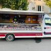 Le camion Boucherie Charcuterie de la ferme Scea Duo Bio - Le Cochon Bio de la Marzan, à Reboursin (36), pour les jours de marché