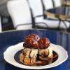 Profiteroles maison, glace vanille et sauce chocolat du Gallopin (75002)