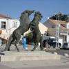 Statue chevaux camarguais située juste devant la gare.