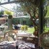 Vue du Jardin et de la pergola de la verrière du restaurant 