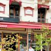 La façade avec la nouvelle terrasse arborée