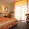 chambre double confort. N F.
SdB: Baignoire/douche. WC. 
grand lit 160 x 200. balcon.
TVHD écran plat. canal + HD.
WIFI Gratuit.  