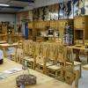 Meubles en pin massif, tables chaises et cuisine.