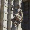 une statue ornant la fontaine
