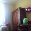 belle armoire de la chambre avec table d'appoint
