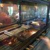 Barbecue géant au milieu de la salle de restaurant