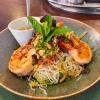  Gambas grillées, flambées au Mei Kwe Lu, nid de vermicelles, cacahuètes