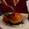 Burger du Chef 
viande charolaise, cheddar, pastrami grillé, pickles, oignons confits,
sauce du chef