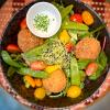 La vegan bowl 
roquette, mâche, épinard, tomates, pois gourmand, poivrons grillés, falafels maison, sauce blanche