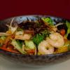 WOK Crevettes 
Poivrons, courgettes, carottes, chou bok choy, nouilles de blé, oignons, cacahuètes

