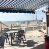 Terrasse bas face jeux enfants et mer