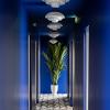Ici, le bleu Klein s’impose en douceur comme le reflet de la mer et donne tout son caractère à l’hôtel. Il dialogue en permanence avec d’autres couleurs, se mêle à des matières, à des espaces et à une décoration originale pour créer un écrin exceptionnel.