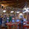 la première salle avec dans le fond le coin cuisine et le four au feu de bois