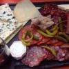 Assiette de charcuterie et fromages à la commande, à savourer à une bon vin à la cave à vins Le Vin Noir, Montpellier (34)