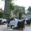 terrasse extérieure à l'ombre des platanes