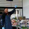 Ce très sympathique commerçant qui a bien voulu poser pour la photo!