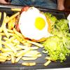 Le country

Galettes de pommes de terre, steak haché frais  façon bouchère cuit selon votre goût, échine de porc fumée, oignons rouges cuisinés, cheddar Galloway fondu dans la bière brune des 3 brasseurs, œuf au plat.
