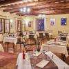 Le restaurant Les Amandiers est situé sur Poulx. 